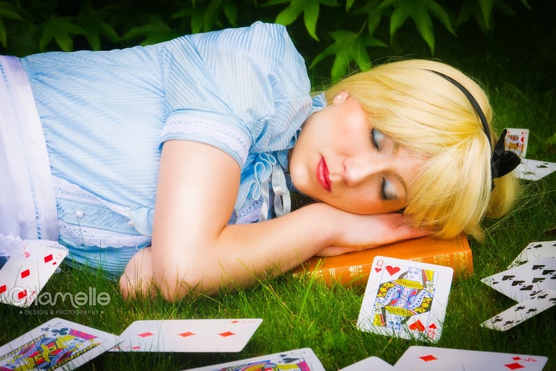 alice_in_wonderland_sleeping_cards_queen_cosplay_by_chamellephoto-01